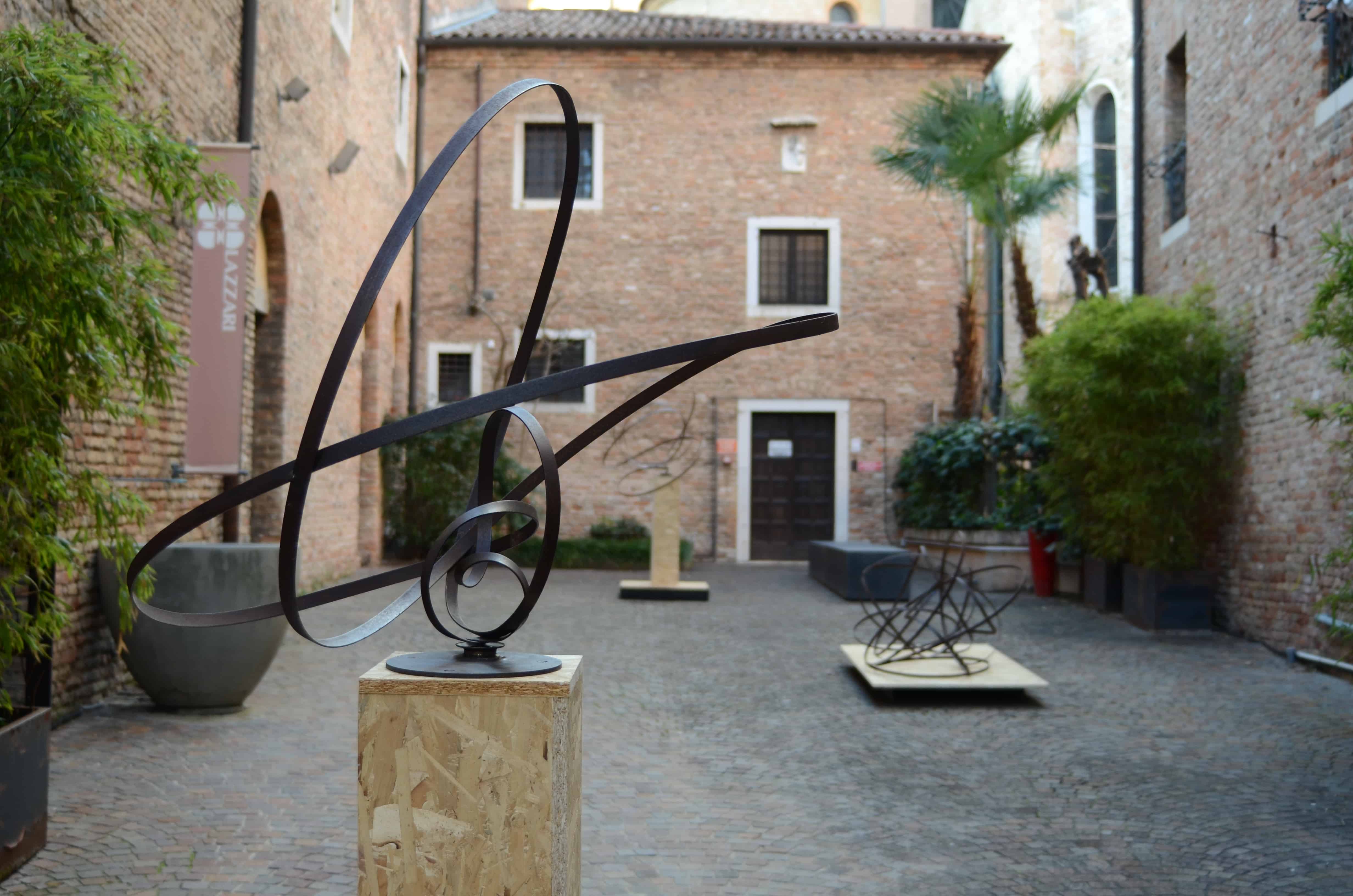 Nastro scultura in ferro Giovanni Benetton